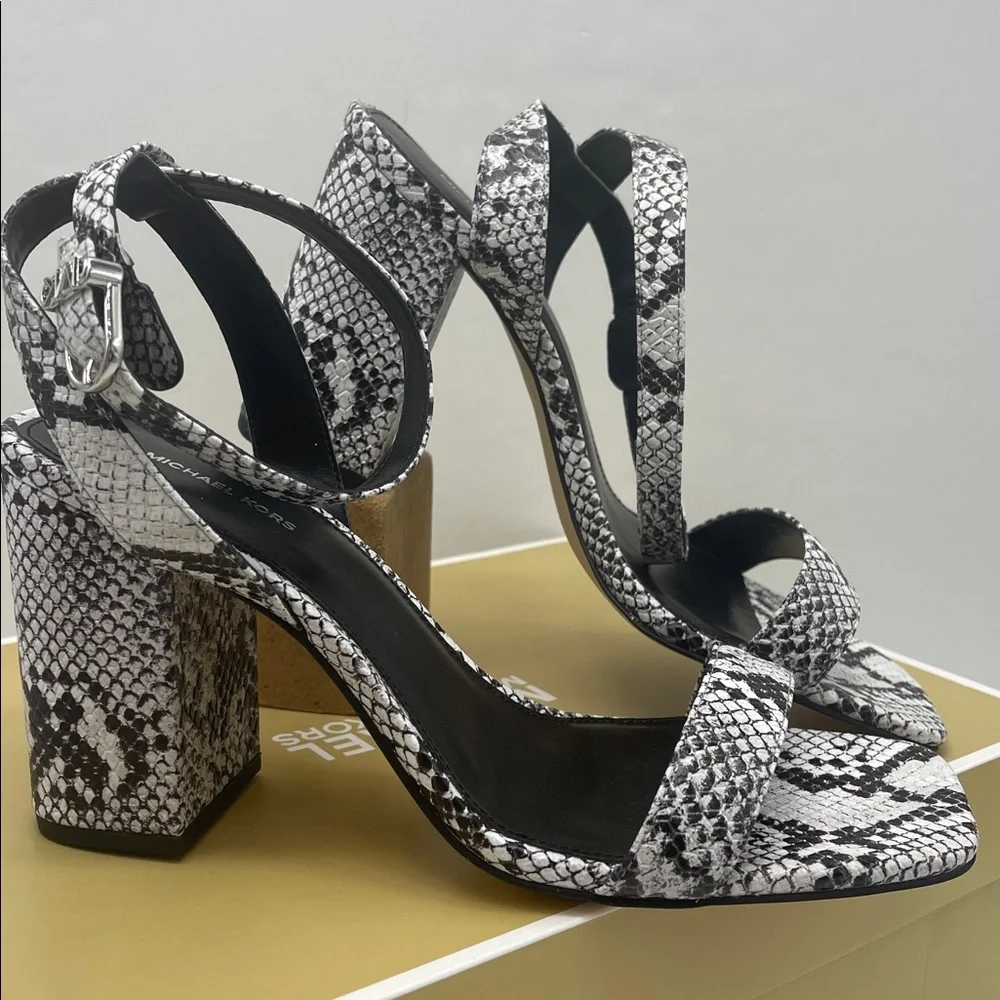 Michael Kors MERRIAM BLOCK HEEL
LEATHER
40S5MMHS1E Aluminum High Heels Snakeskin - Picture 7 of 16